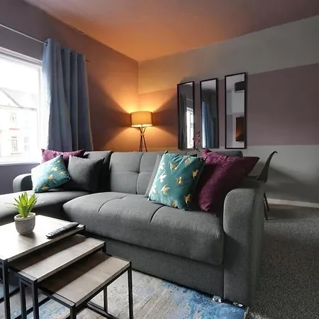 Spacious 2 Bed With Full Size Pool Table & Sky Sports - Sleeps Upto 8 - Close To Centre With Free Parking - Hosted By Host Save * Sheffield