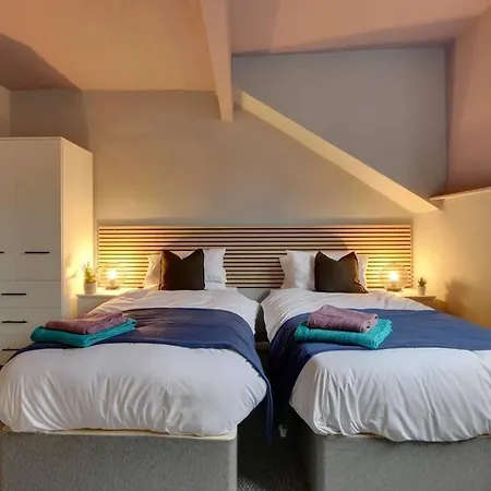 Spacious 2 Bed With Full Size Pool Table & Sky Sports - Sleeps Upto 8 - Close To Centre With Free Parking - Hosted By Host Save