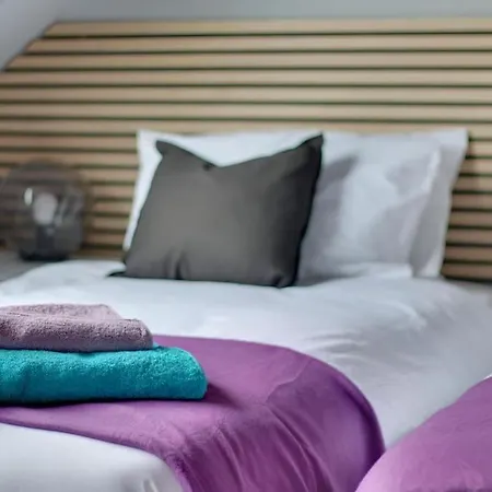Apartment Spacious 2 Bed With Full Size Pool Table & Sky Sports - Sleeps Upto 8 - Close To Centre With Free Parking - Hosted By Host Save